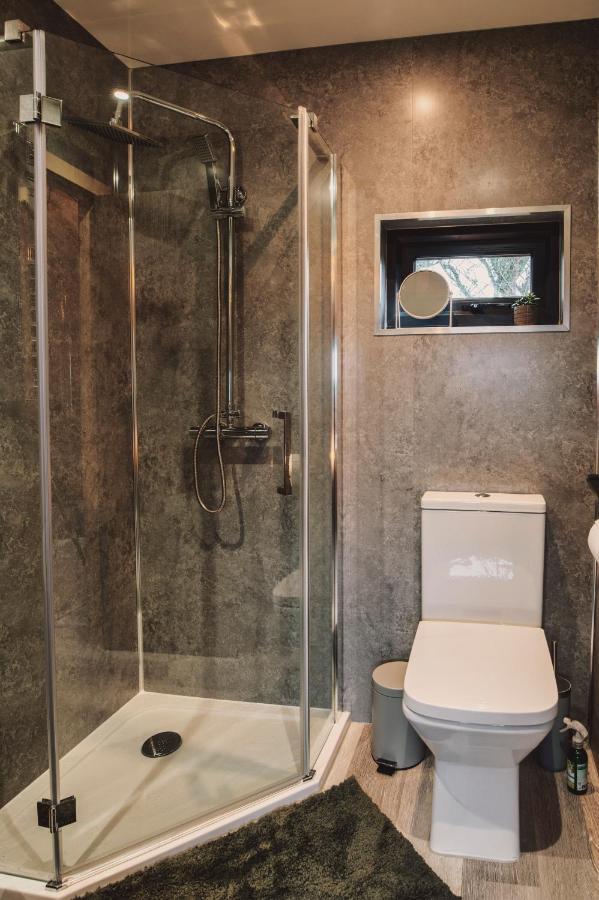 Luxury Glamping Cabin With Outdoor Bath On Cornish Flower Farm Truro Exterior photo